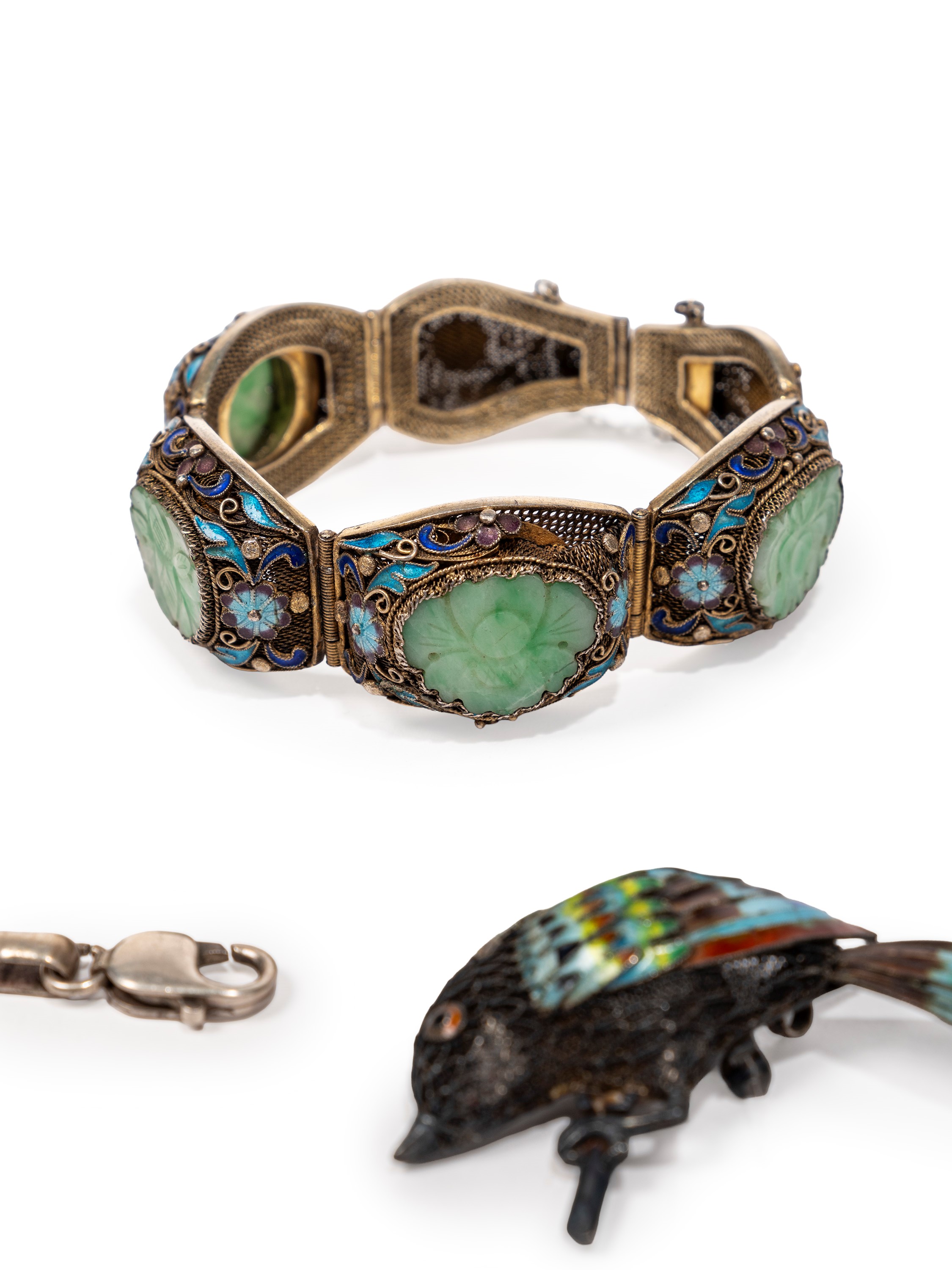 Quattro bracciali e due spille, argento con turchesi e giadeite, Cina (prima metà XX secolo)