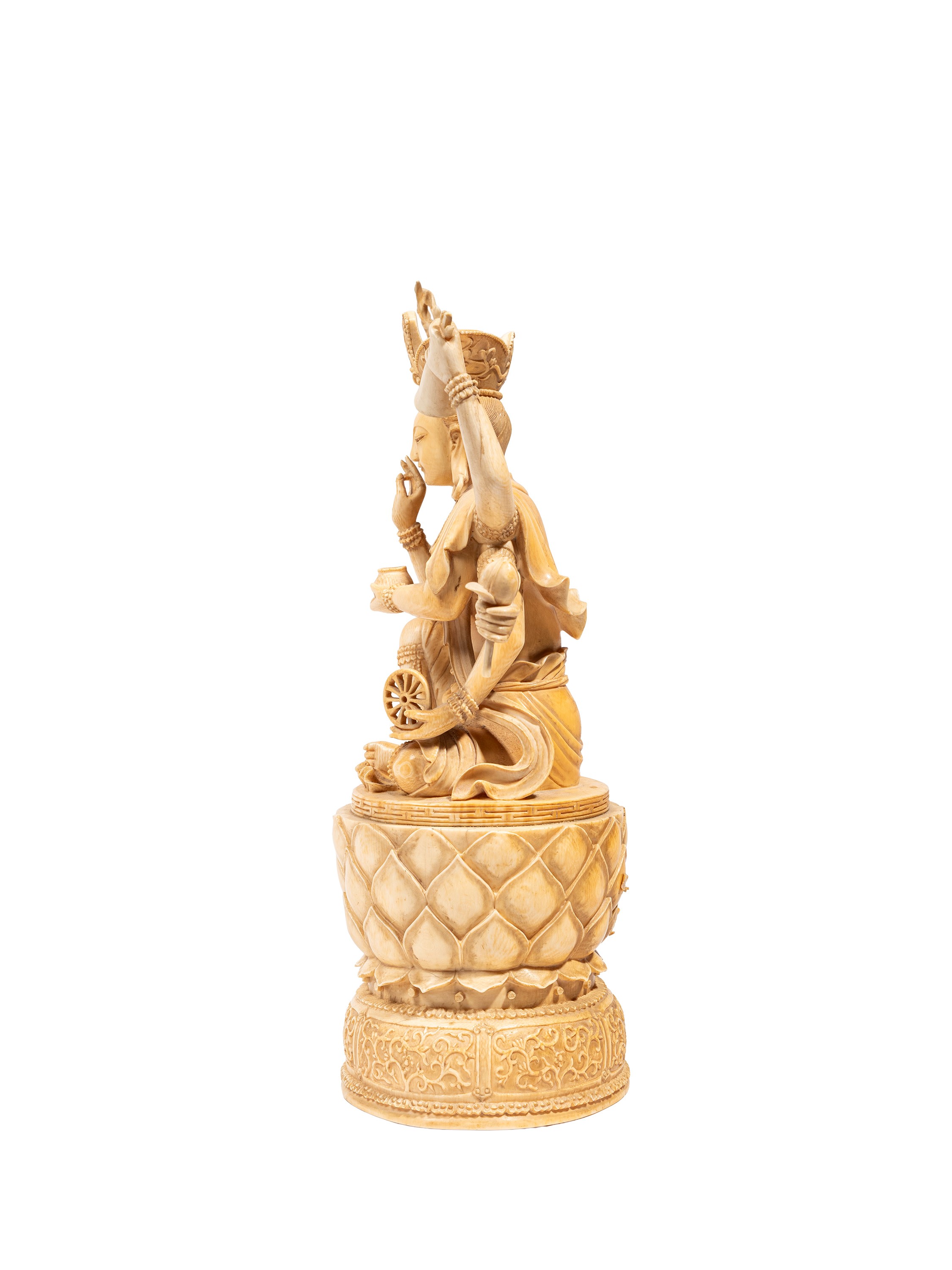 Cina, dinastia Qing (fine XIX secolo), Scultura in avorio raffigurante divinità seduta con otto b...