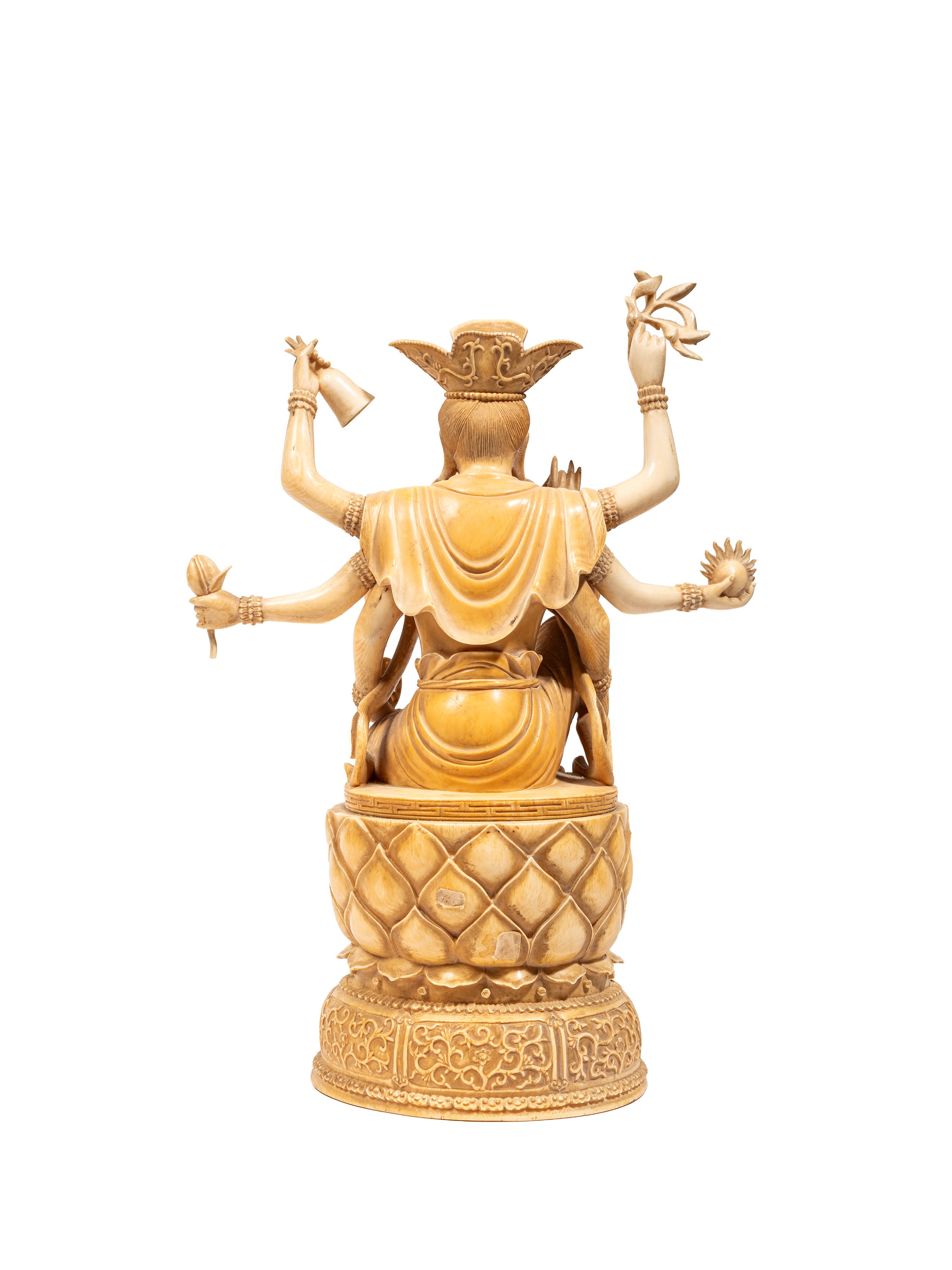 Cina, dinastia Qing (fine XIX secolo), Scultura in avorio raffigurante divinità seduta con otto b...