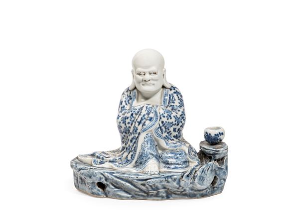 A BLUE AND WHITE PORCELAIN FIGURE