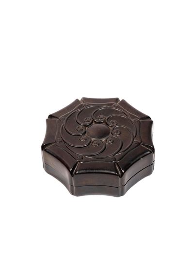 Cina (dinastia Qing, 1644-1911), Scatola in legno a sezione ottagonale