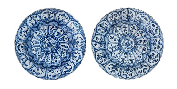A PAIR OF LARGE BLUE AND WHITE PORCELAIN PLATES