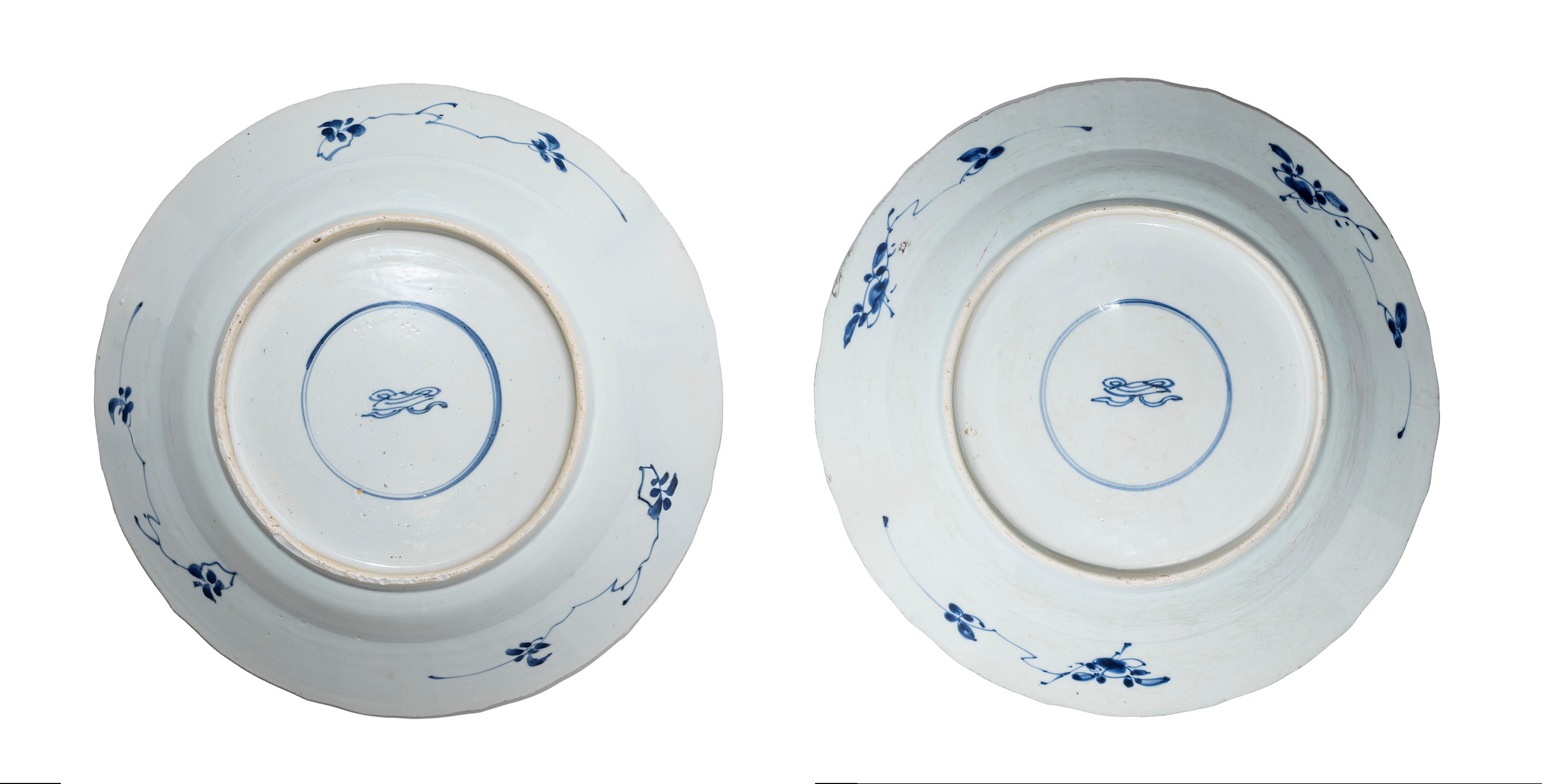 Cina, dinastia Qing (periodo Kangxi), Coppia di grandi piatti in porcellana bianca e blu