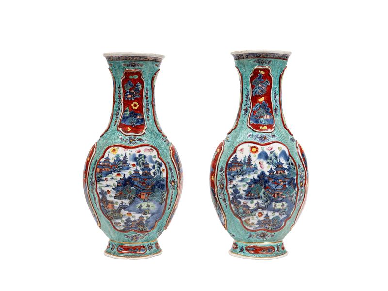 Cina (dinastia Qing, periodo Qianlong), Coppia di vasi in porcellana policroma