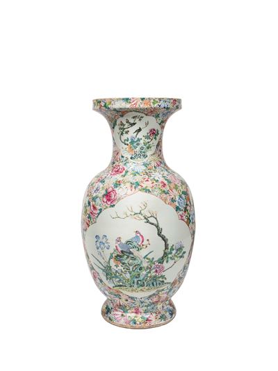 Cina, Vaso millefiori in porcellana decorata a riserve polilobate