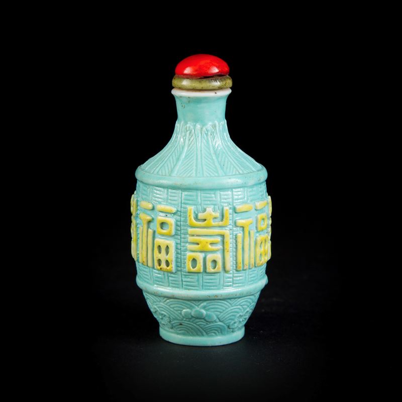 SNUFF BOTTLE IN PORCELLANA