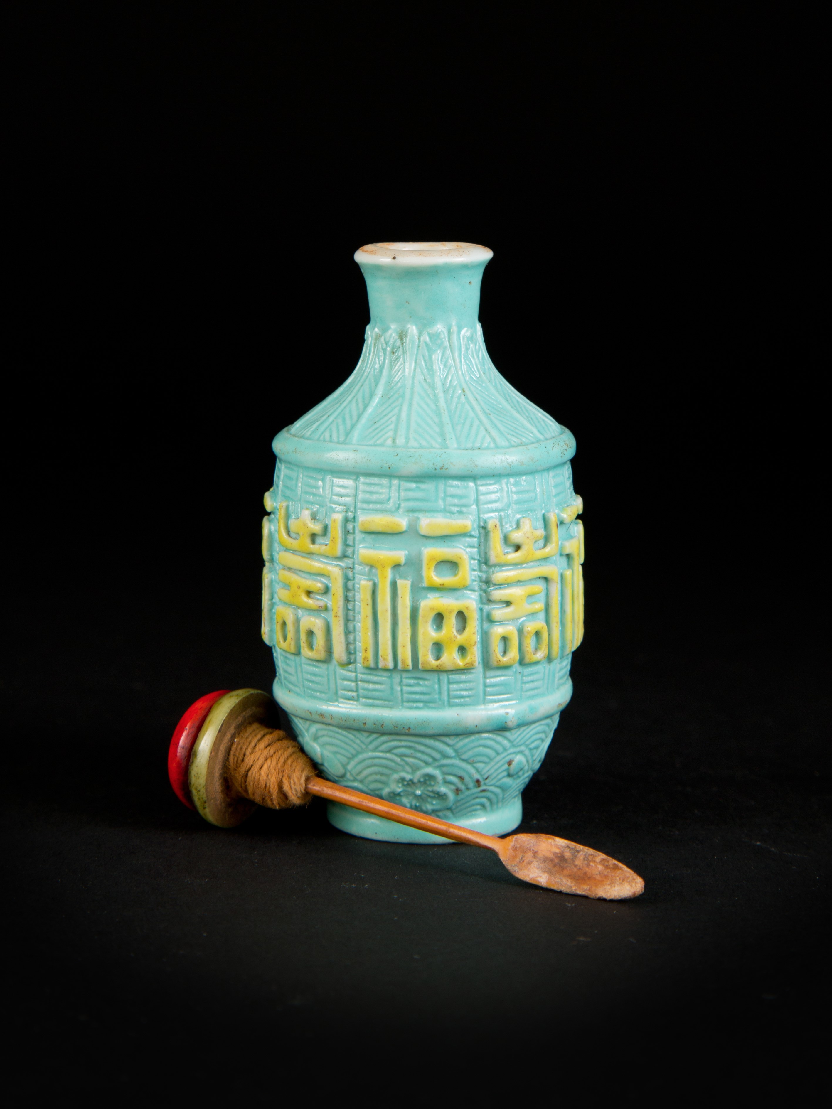 SNUFF BOTTLE IN PORCELLANA