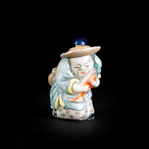 A PORCELAIN SNUFF BOTTLE