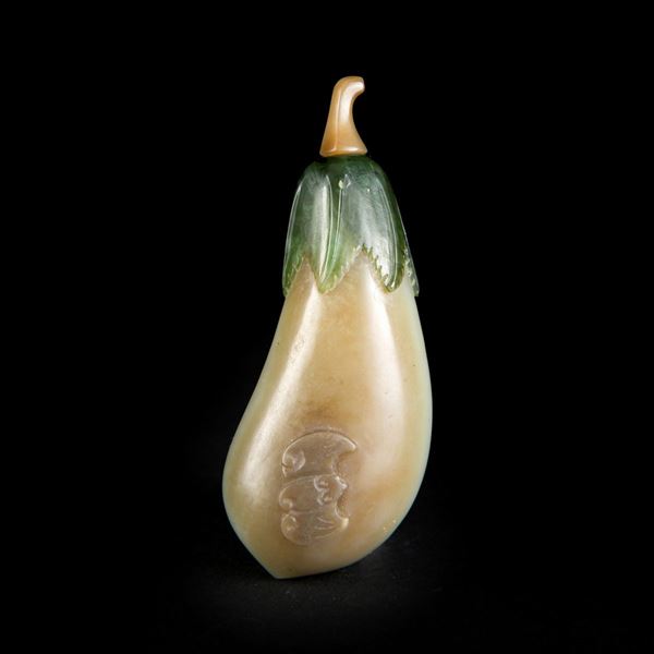 A JADE SNUFF BOTTLE