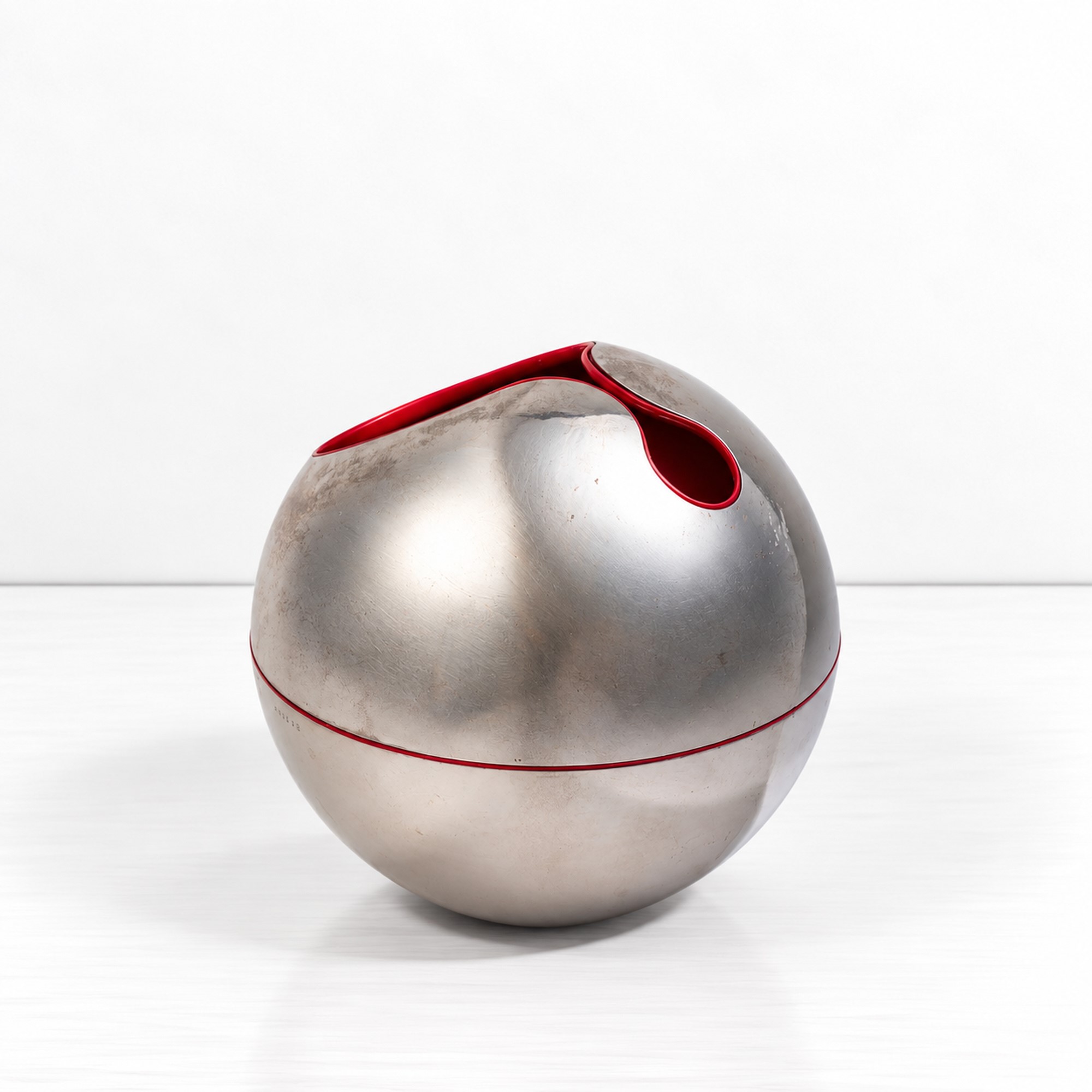Giò Pomodoro - GUSCIO n. 1, acciaio inox con interno in polipropilene rosso
