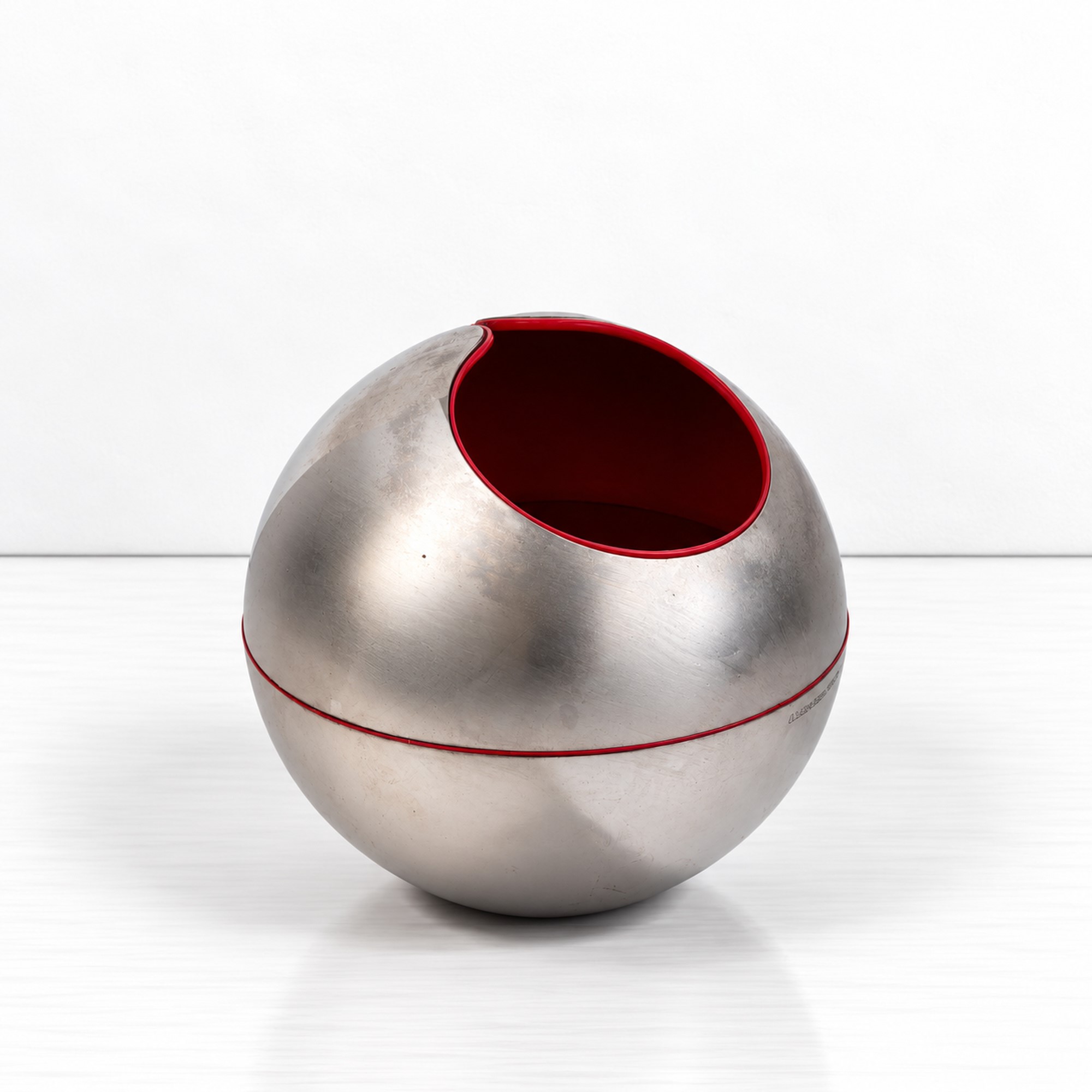 Giò Pomodoro - GUSCIO n. 1, acciaio inox con interno in polipropilene rosso