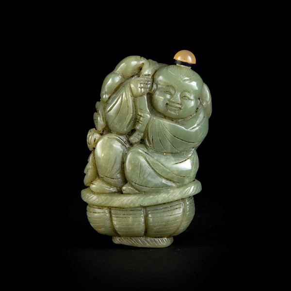 A JADE SNUFF BOTTLE