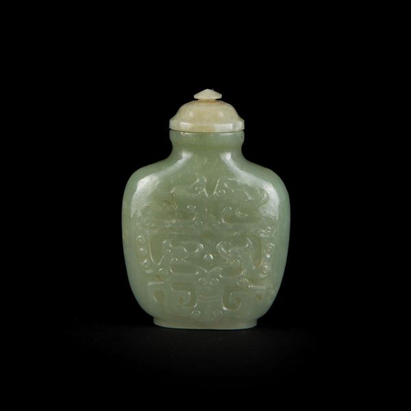 A JADE SNUFF BOTTLE