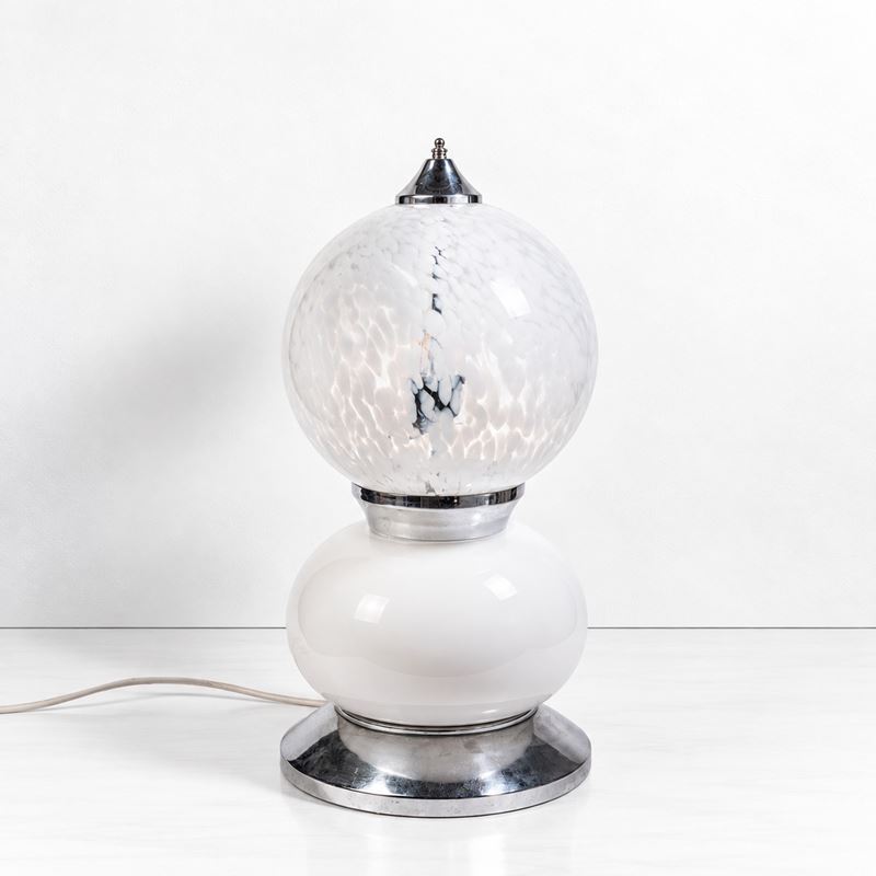 Lampada da tavolo, diffusori sferici in vetro di Murano e montatura in metallo cromato (anni '70 ...