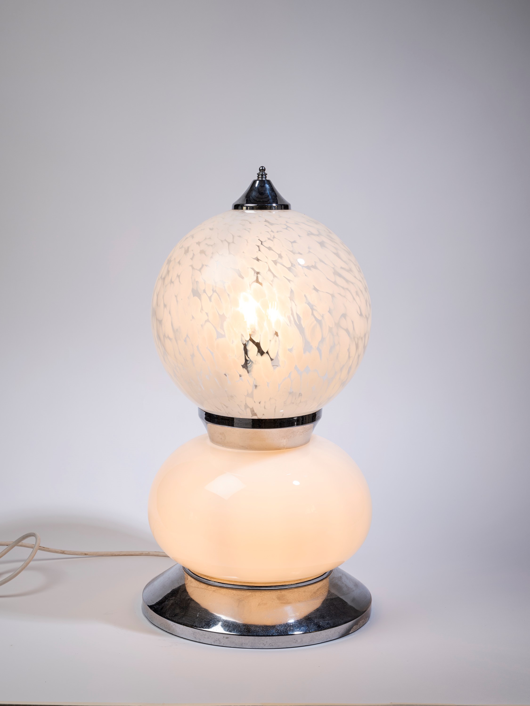 Lampada da tavolo, diffusori sferici in vetro di Murano e montatura in metallo cromato (anni '70 ...