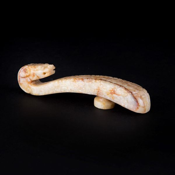 A MOTTLED BROWN JADE DRAGON BELT HOOK