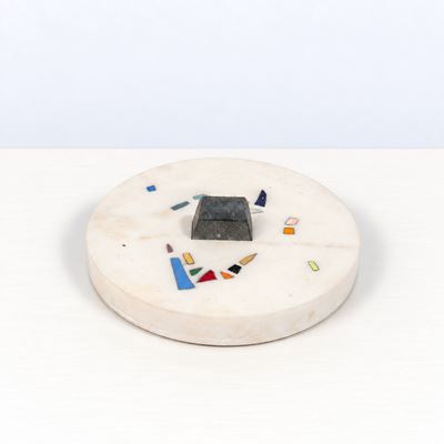 Scultura in marmo bianco e mosaico