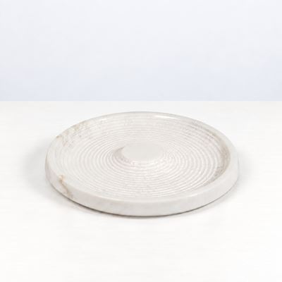 Grande piatto in marmo bianco scolpito