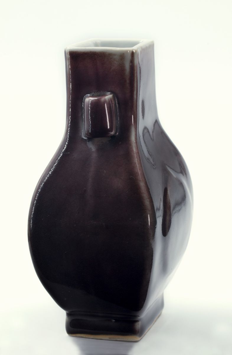 Vaso Fanghu in porcellana monocroma color melanzana, Cina, dinastia Qing, fine XIX secolo