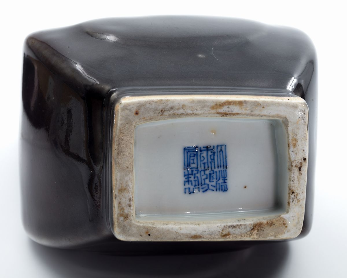 Vaso Fanghu in porcellana monocroma color melanzana, Cina, dinastia Qing, fine XIX secolo