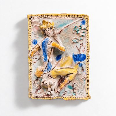 Placcca decorativa in maiolica policroma a rilievo (Il pescatore)