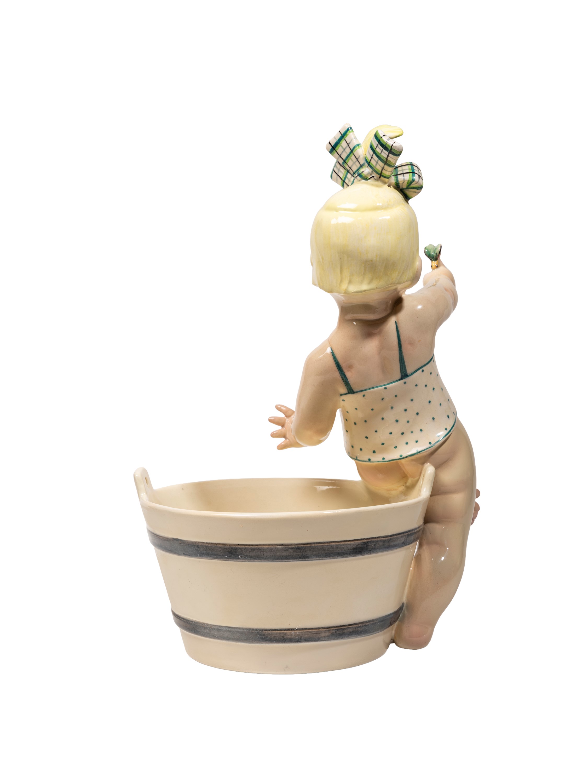 Sandrone Vacchetti, Scultura di bimba con farfalla in terraglia a colaggio (modello n. 404)