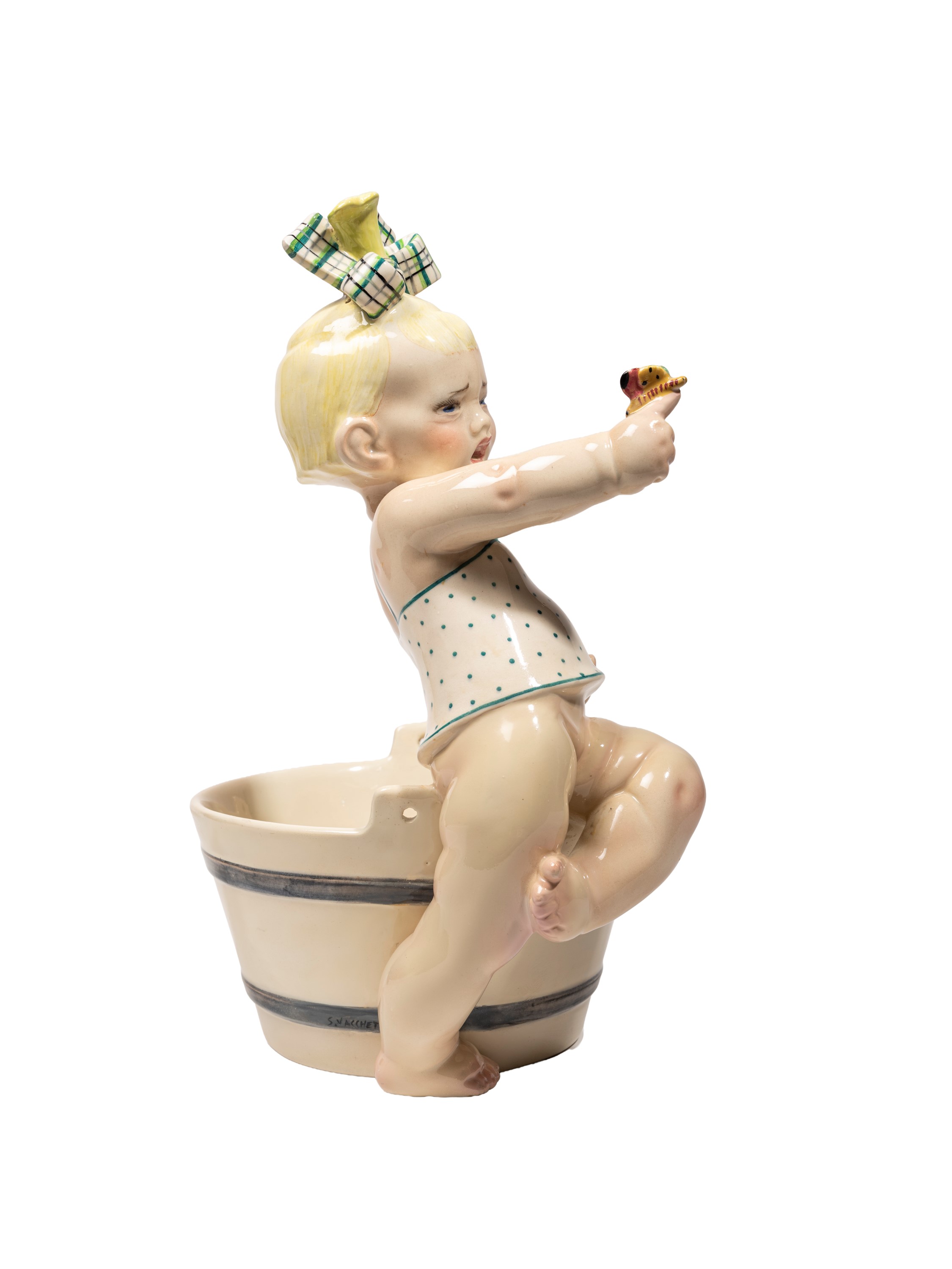 Sandrone Vacchetti, Scultura di bimba con farfalla in terraglia a colaggio (modello n. 404)