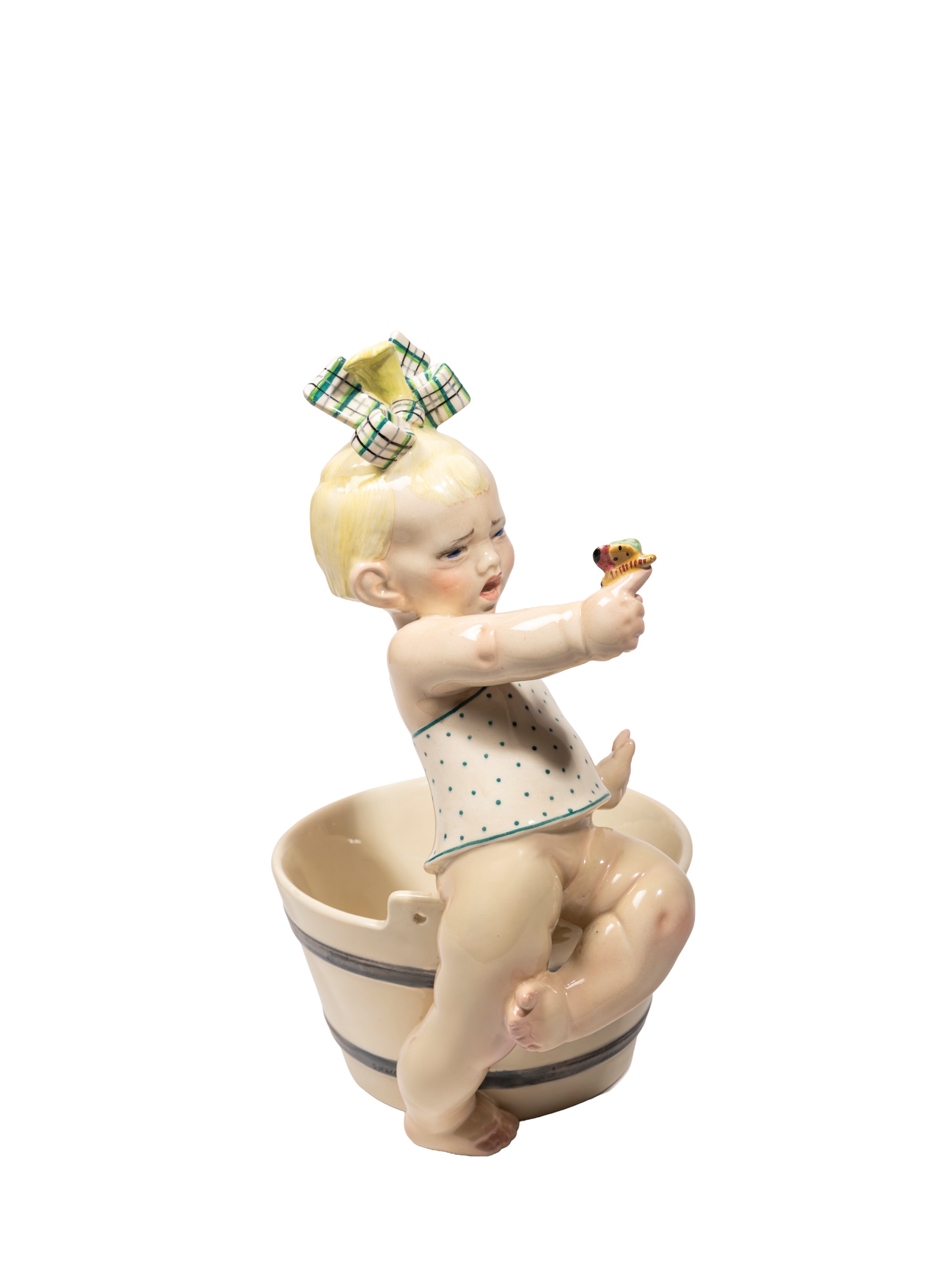 Sandrone Vacchetti, Scultura di bimba con farfalla in terraglia a colaggio (modello n. 404)