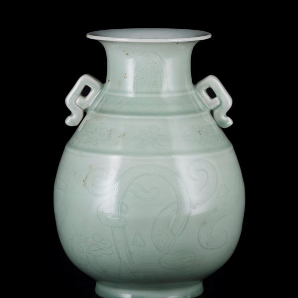 A CELADON 'HU' SHAPED VASE