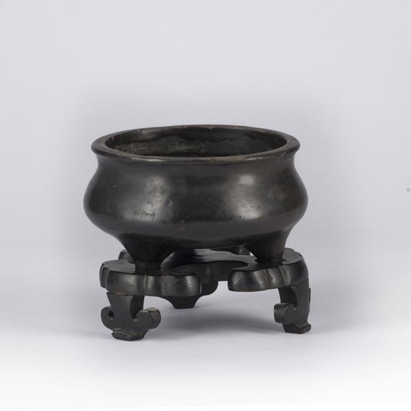 A CERAMIC TRIPOD CENSER