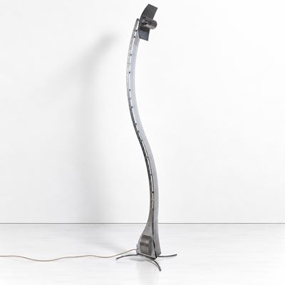 Lampada da terra con diffusore alogeno orientabile