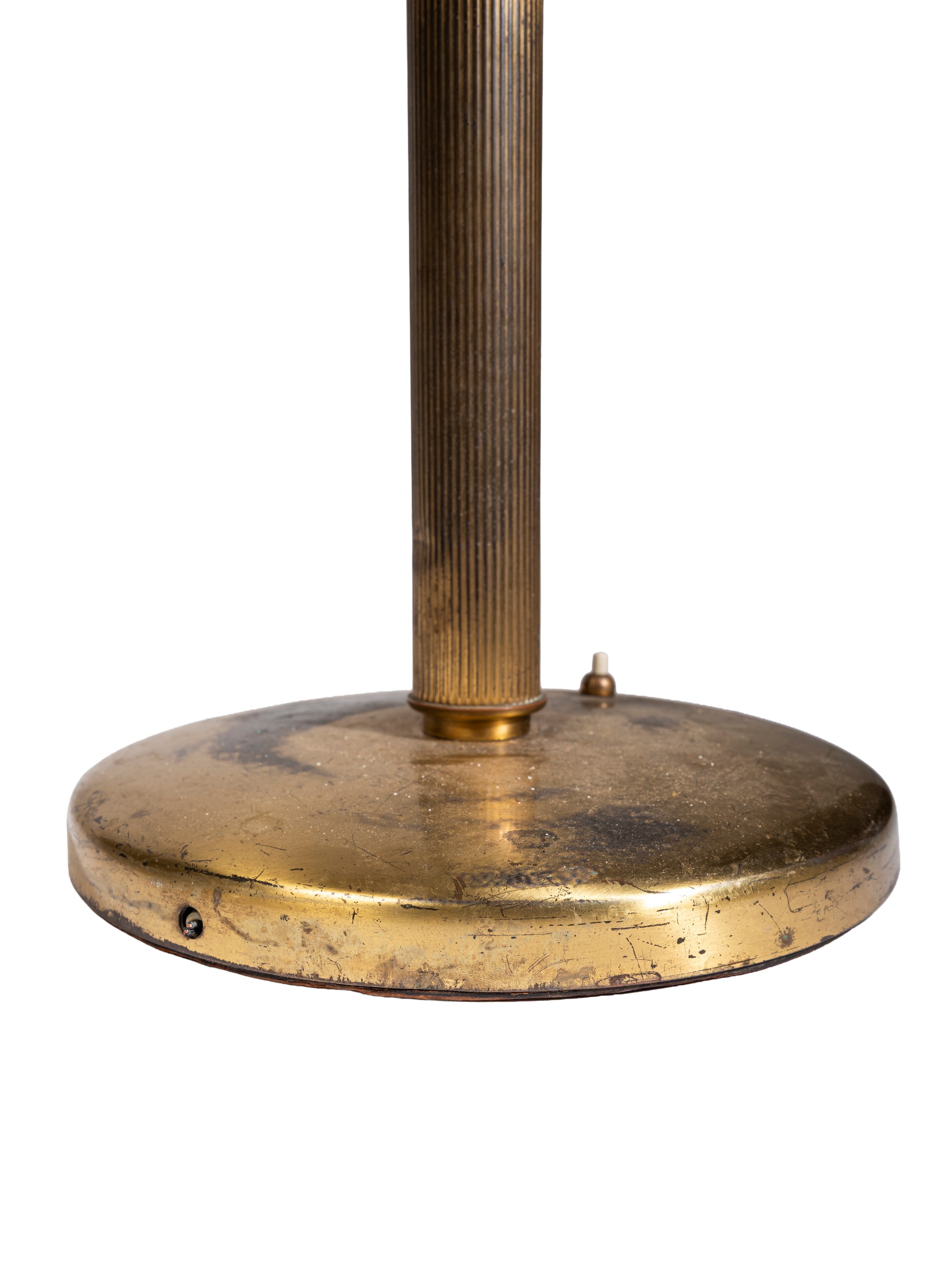 Fontana Arte - Lampada da tavolo in ottone e vetro satinato orientabile (anni ’40 ca.)