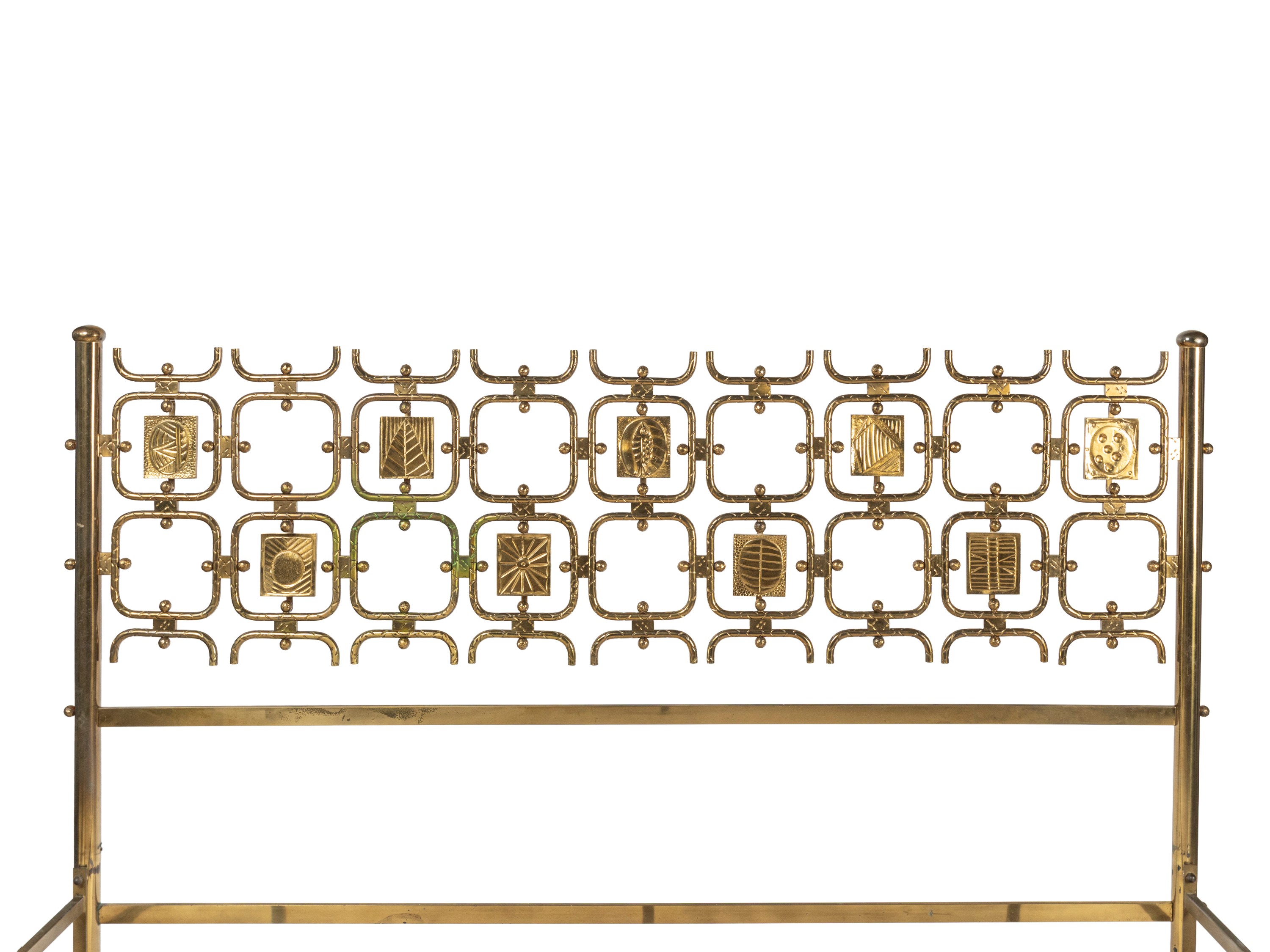 Letto matrimoniale in ottone con inserti decorativi (produzione Borsani, Varedo)