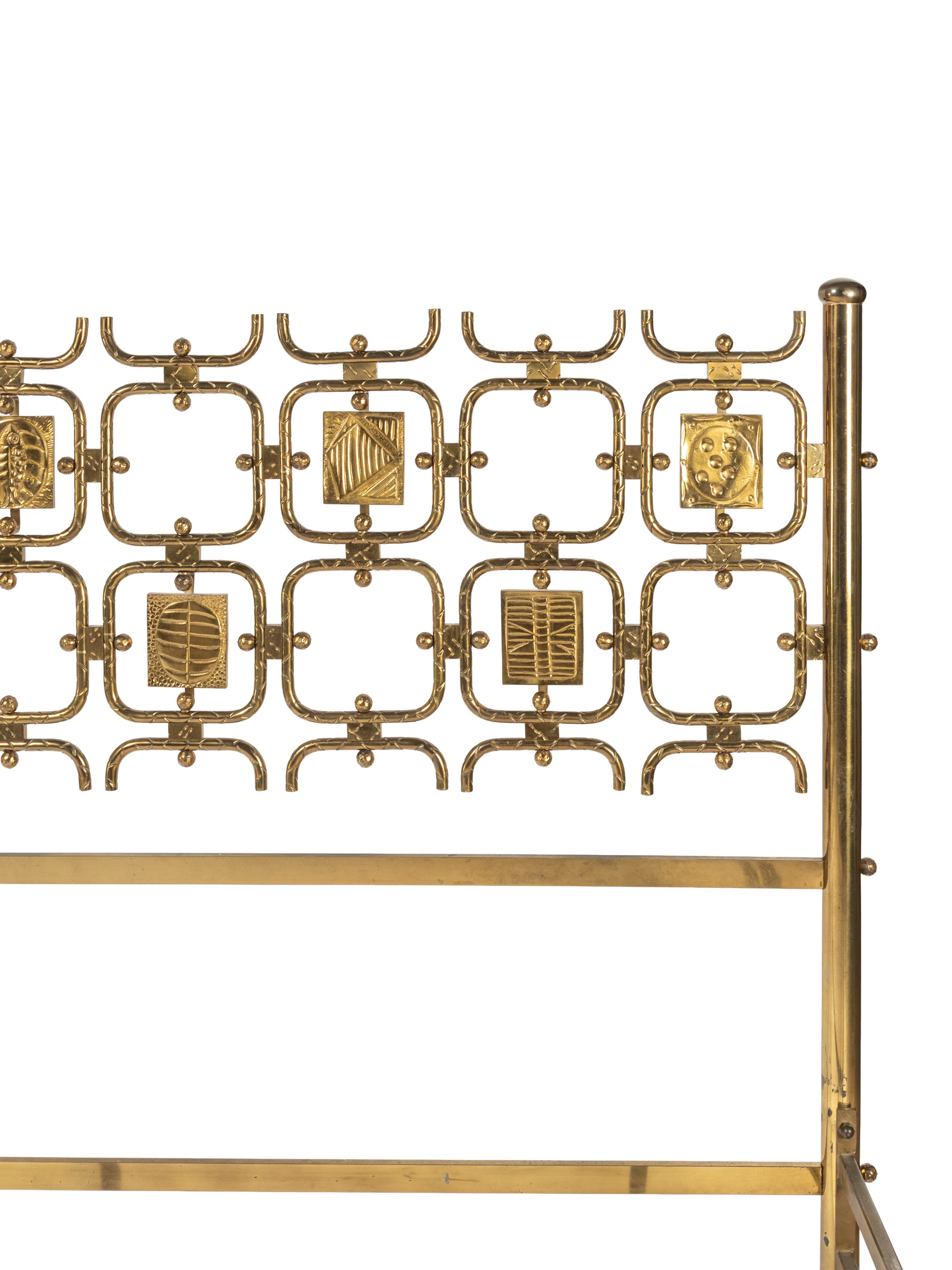 Letto matrimoniale in ottone con inserti decorativi (produzione Borsani, Varedo)