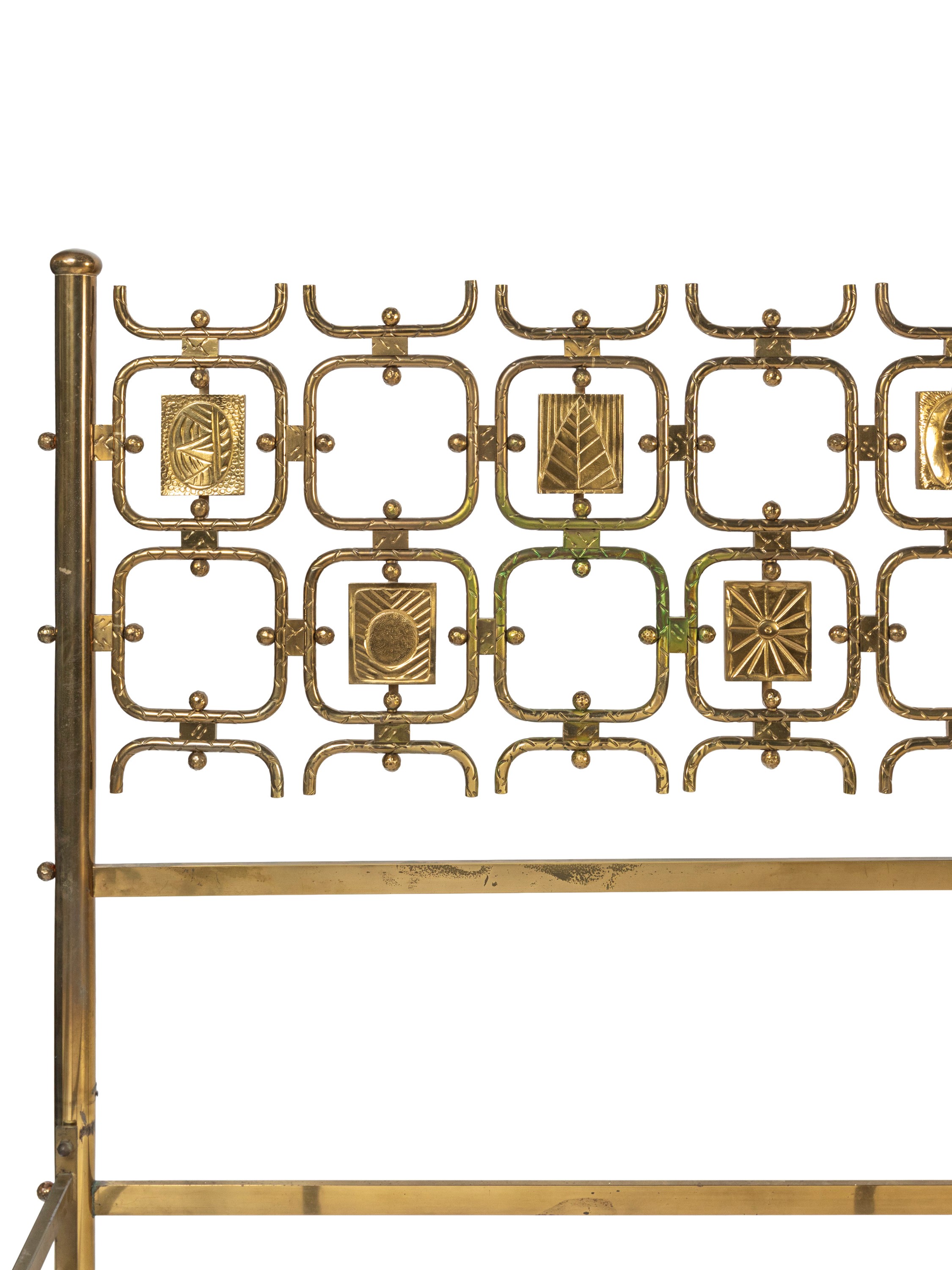 Letto matrimoniale in ottone con inserti decorativi (produzione Borsani, Varedo)