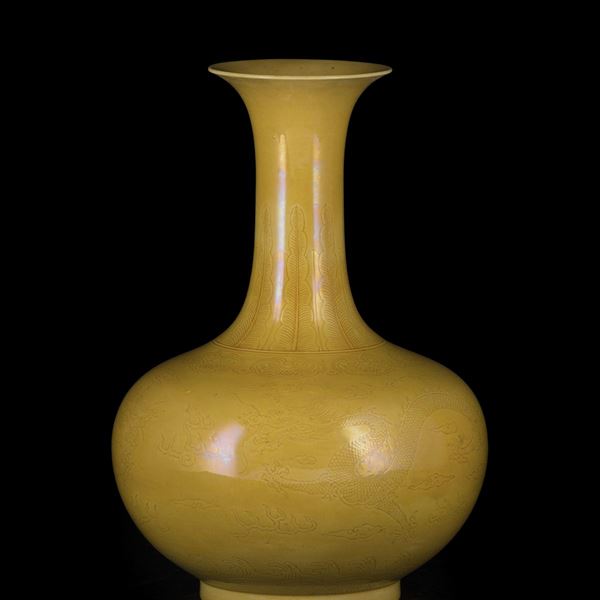 A YELLOW-GROUND 'DRAGON' VASE