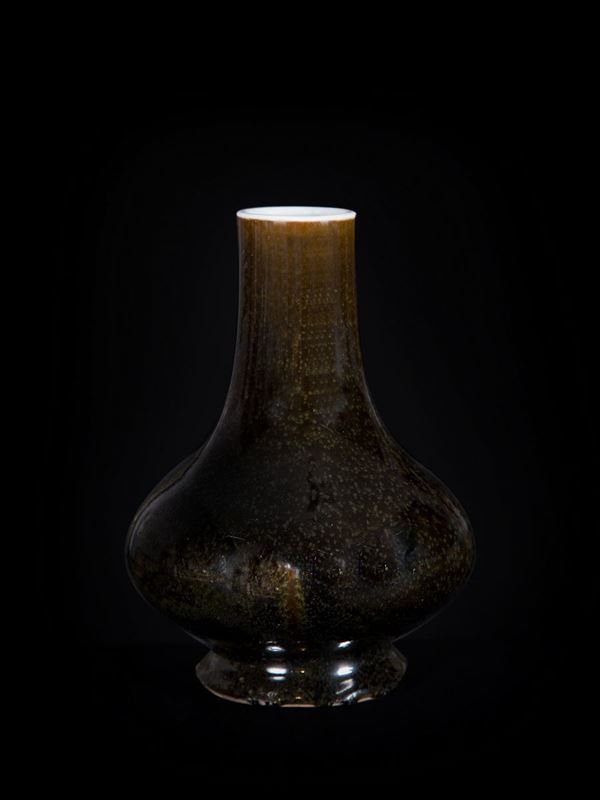 VASO A FORMA DI BOTTIGLIA IN PORCELLANA MONOCROMA
