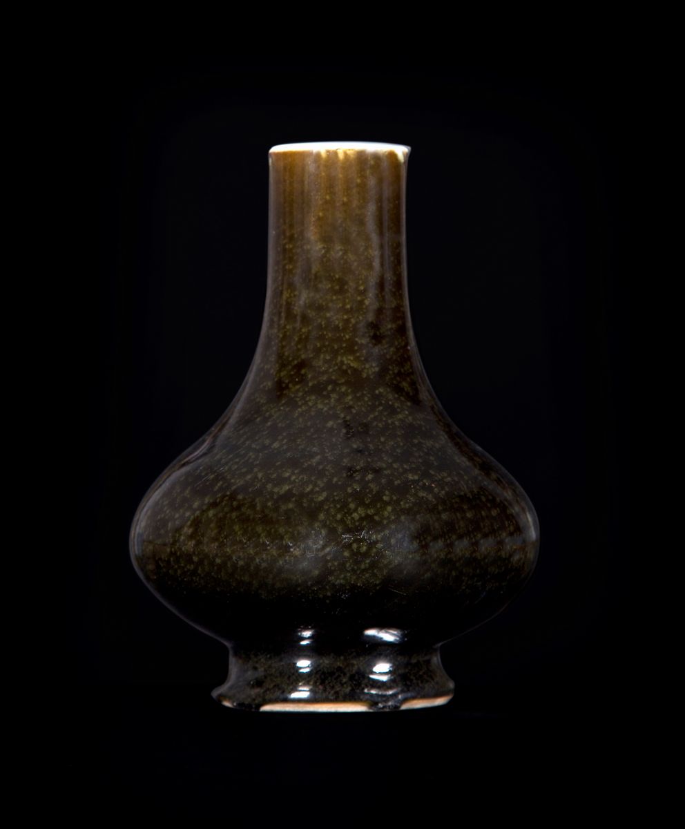 VASO A FORMA DI BOTTIGLIA IN PORCELLANA MONOCROMA