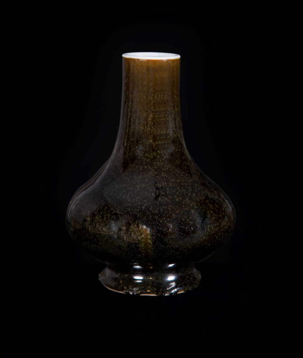 VASO A FORMA DI BOTTIGLIA IN PORCELLANA MONOCROMA