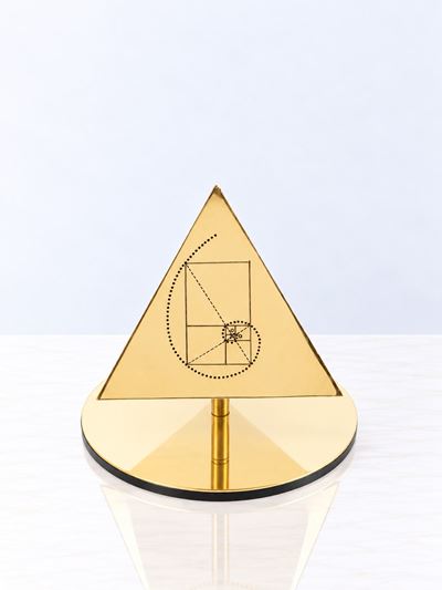 Lampada da tavolo “Il Tetraedro – Il Fuoco”, metallo dorato