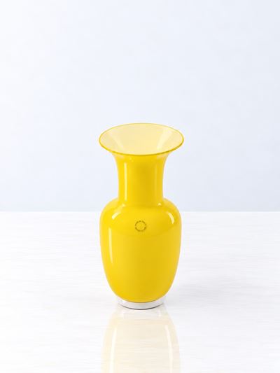 Vaso modello opalino in vetro incamiciato giallo (firmato, 1998)