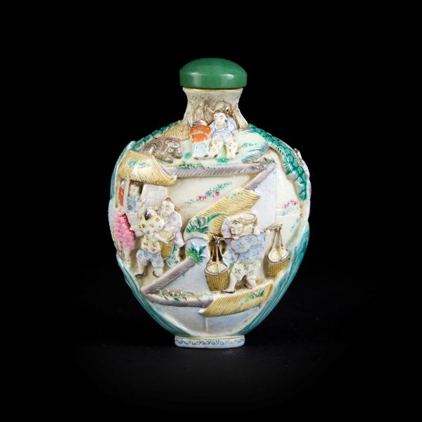 A RARE FAMILLE ROSE SNUFF BOTTLE