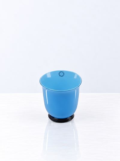 Vaso modello anni Trenta in vetro incamiciato blu