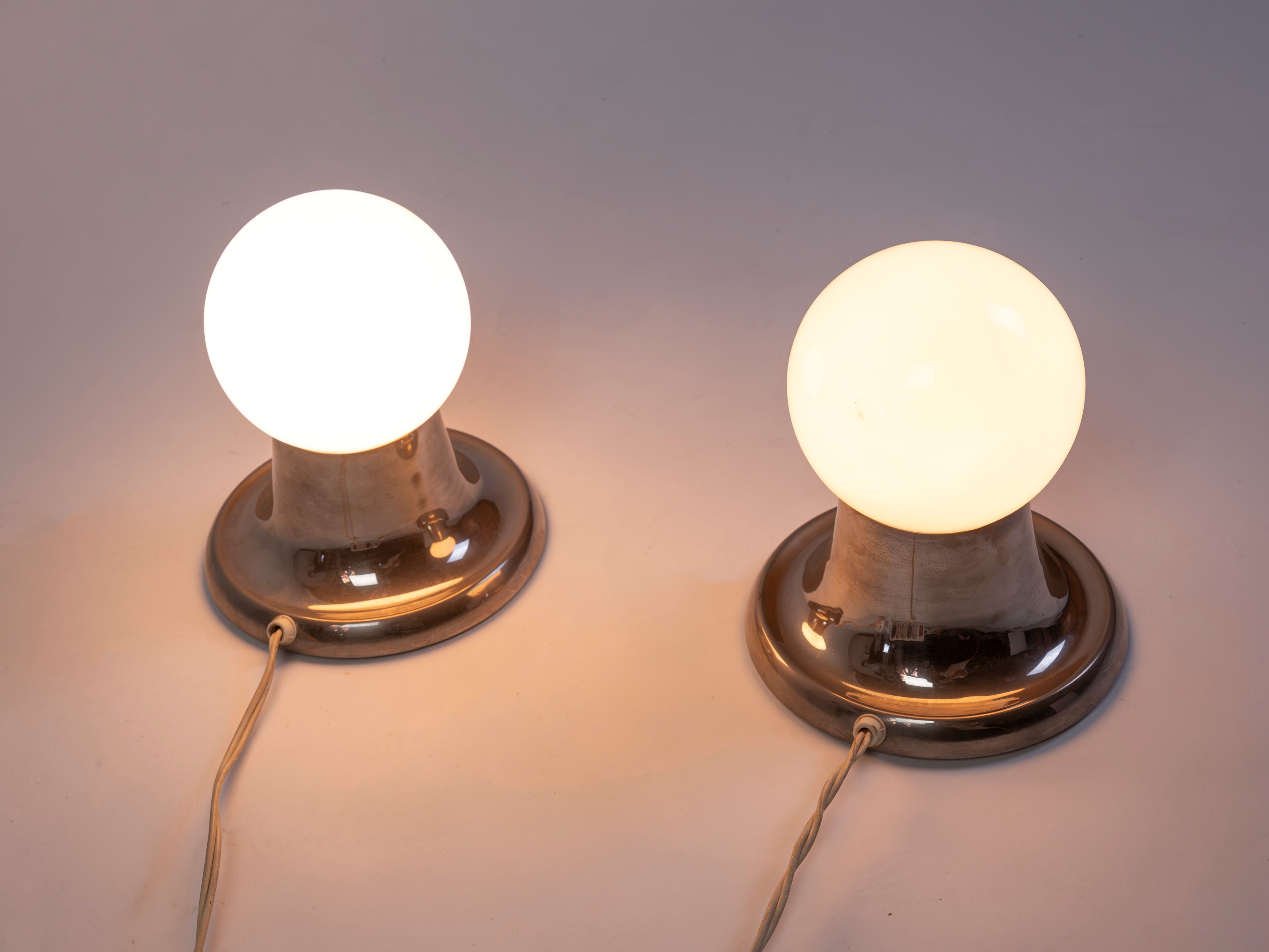 Achille & Pier Giacomo Castiglioni - LAMPADE DA TAVOLA modello Lightball, vetro opalino e metallo