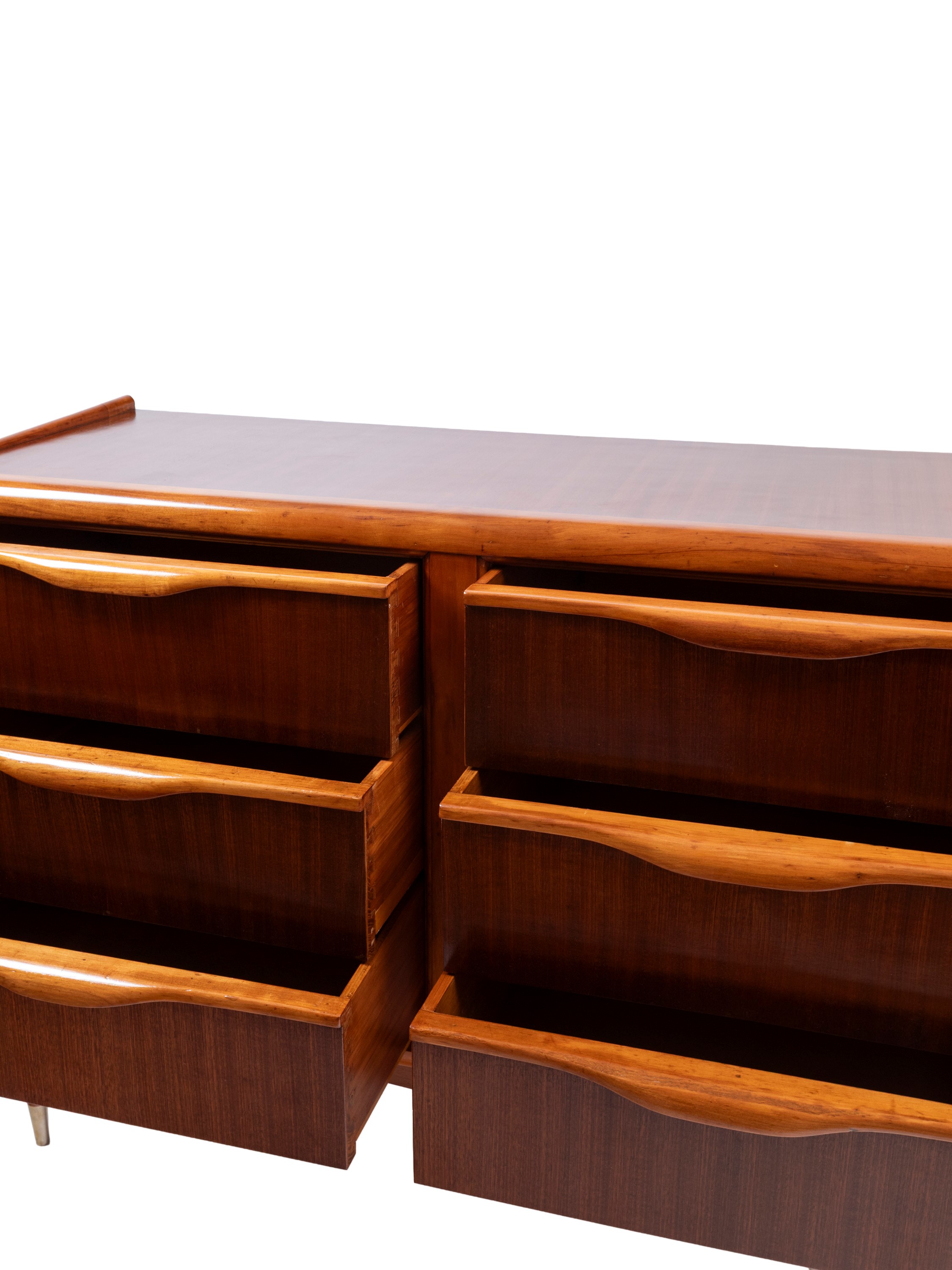 Comò, legno impiallacciato con sei cassetti e puntali in ottone, anni ’60 ca.