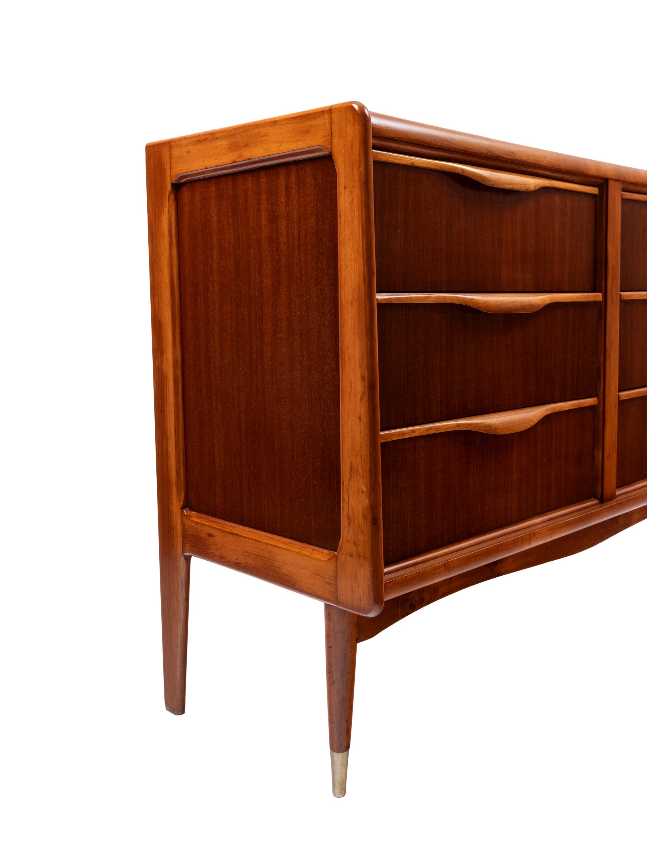 Comò, legno impiallacciato con sei cassetti e puntali in ottone, anni ’60 ca.