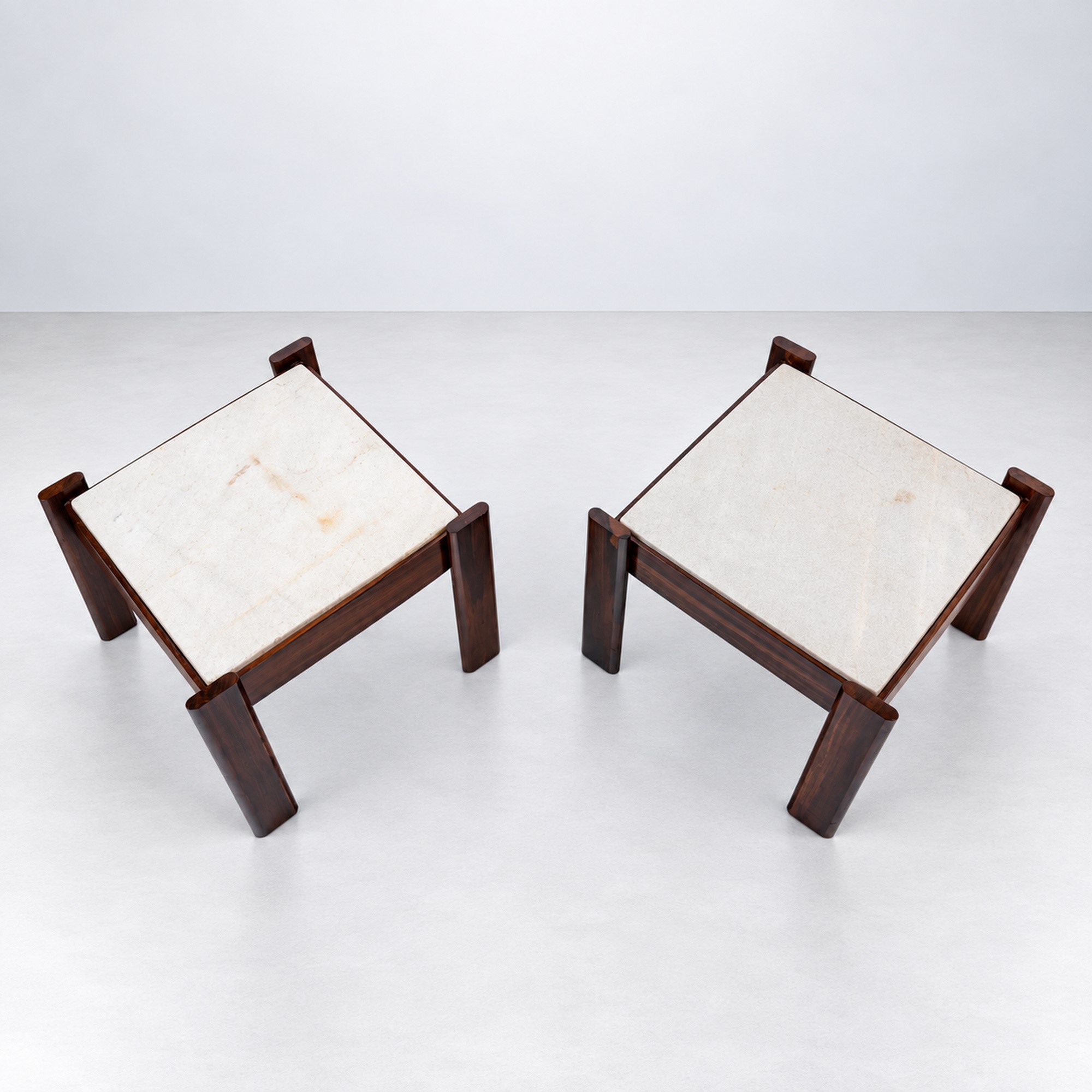 Percival Lafer - Coppia di tavolini serie MP-41, legno e piano in marmo (anni '60 ca.)