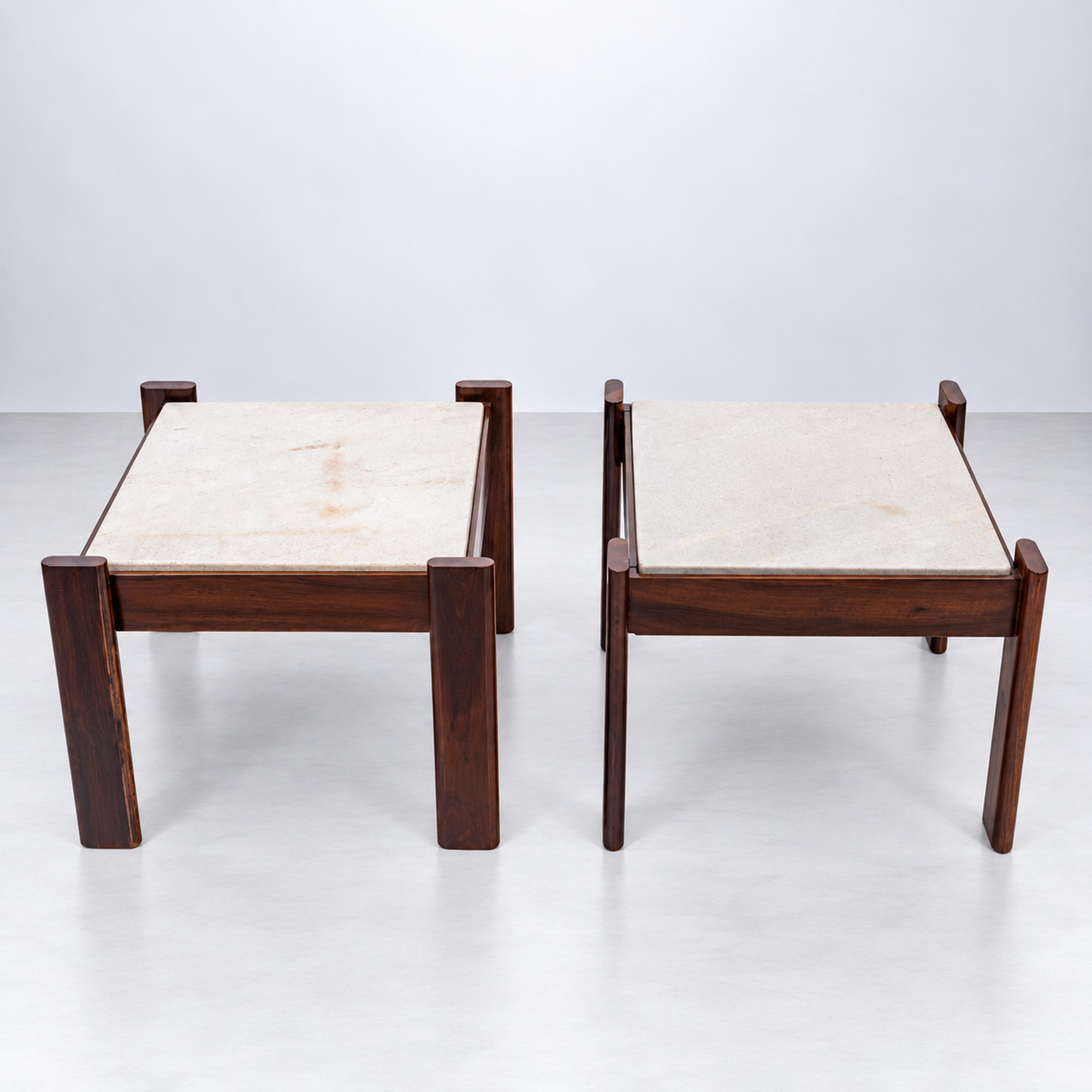 Percival Lafer - Coppia di tavolini serie MP-41, legno e piano in marmo (anni '60 ca.)