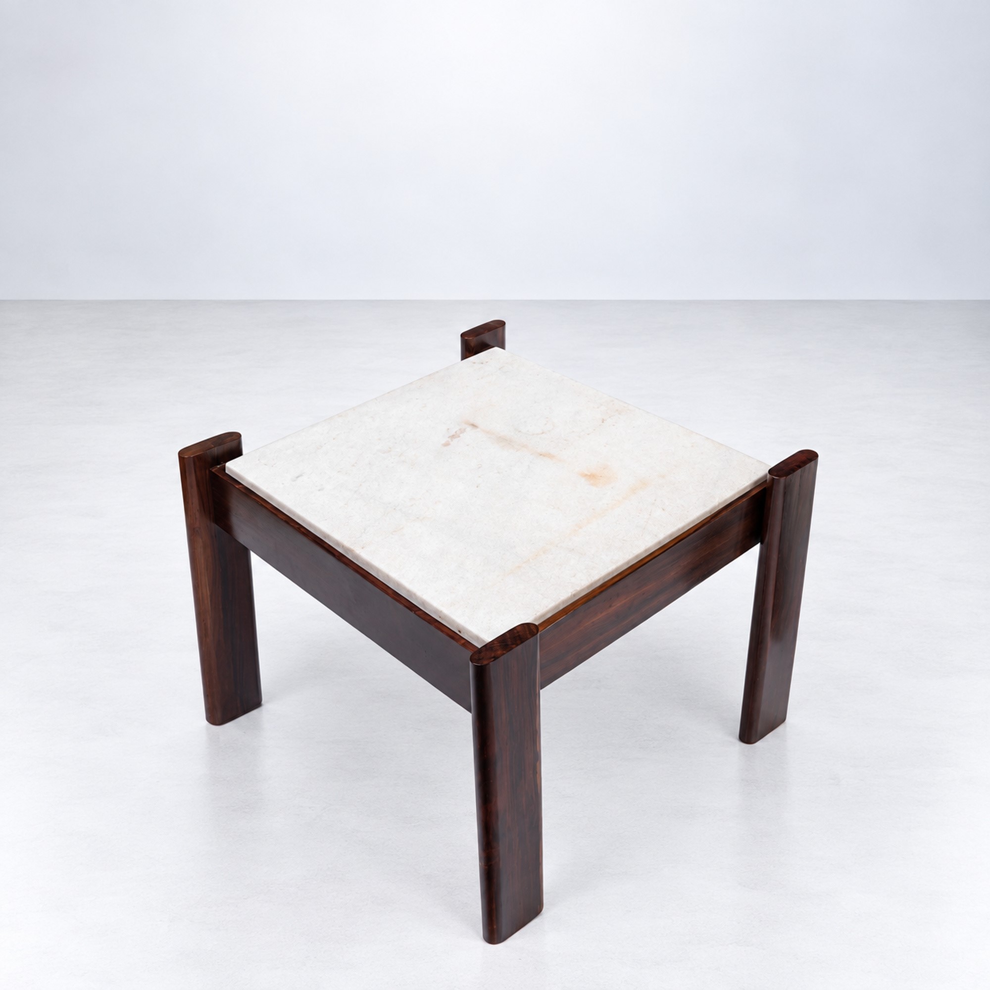 Percival Lafer - Coppia di tavolini serie MP-41, legno e piano in marmo (anni '60 ca.)