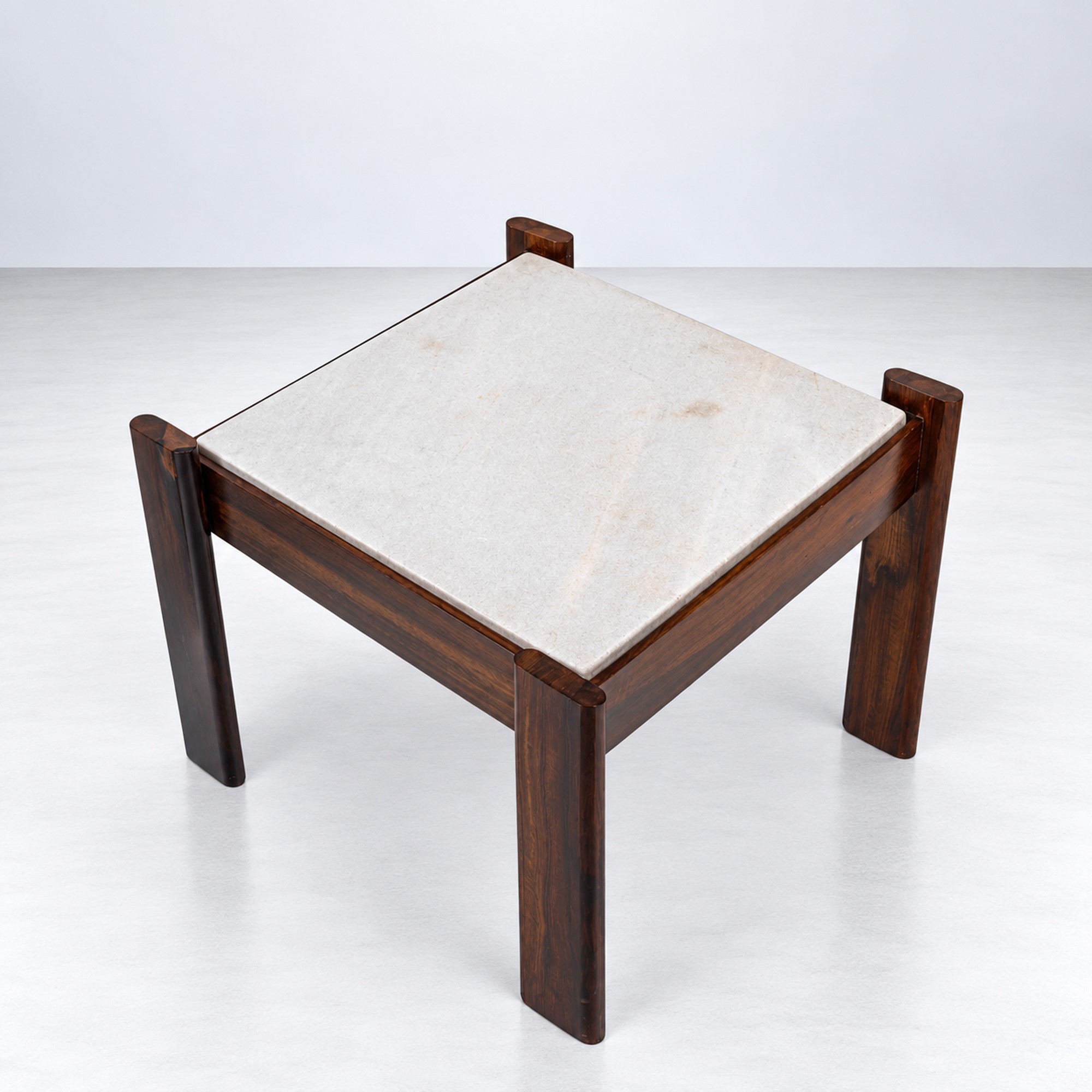 Percival Lafer - Coppia di tavolini serie MP-41, legno e piano in marmo (anni '60 ca.)